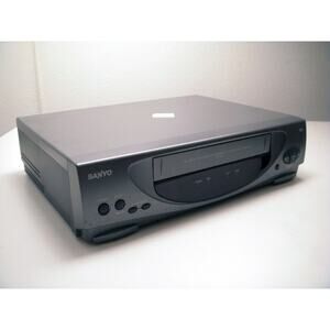 Sanyo VHR-M107 VHS VCR Player Recorder Trilingual On-Screen Programming
